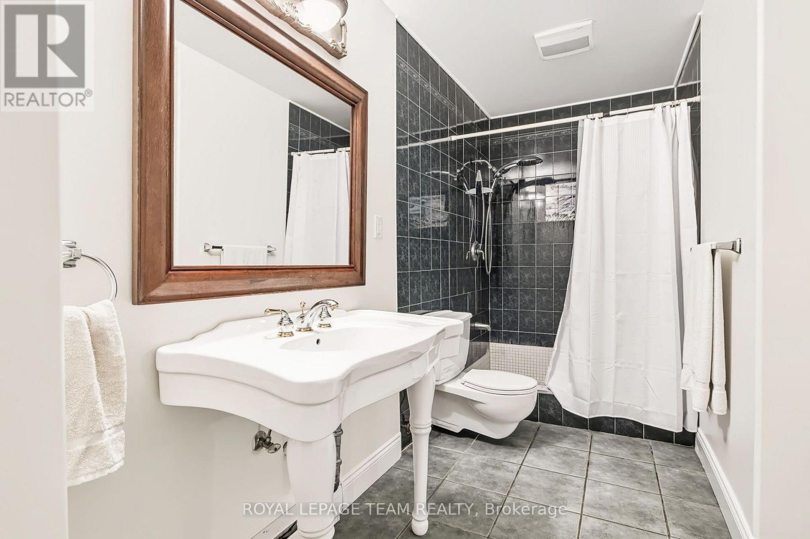 2027 Dundas Street Property Photo 29