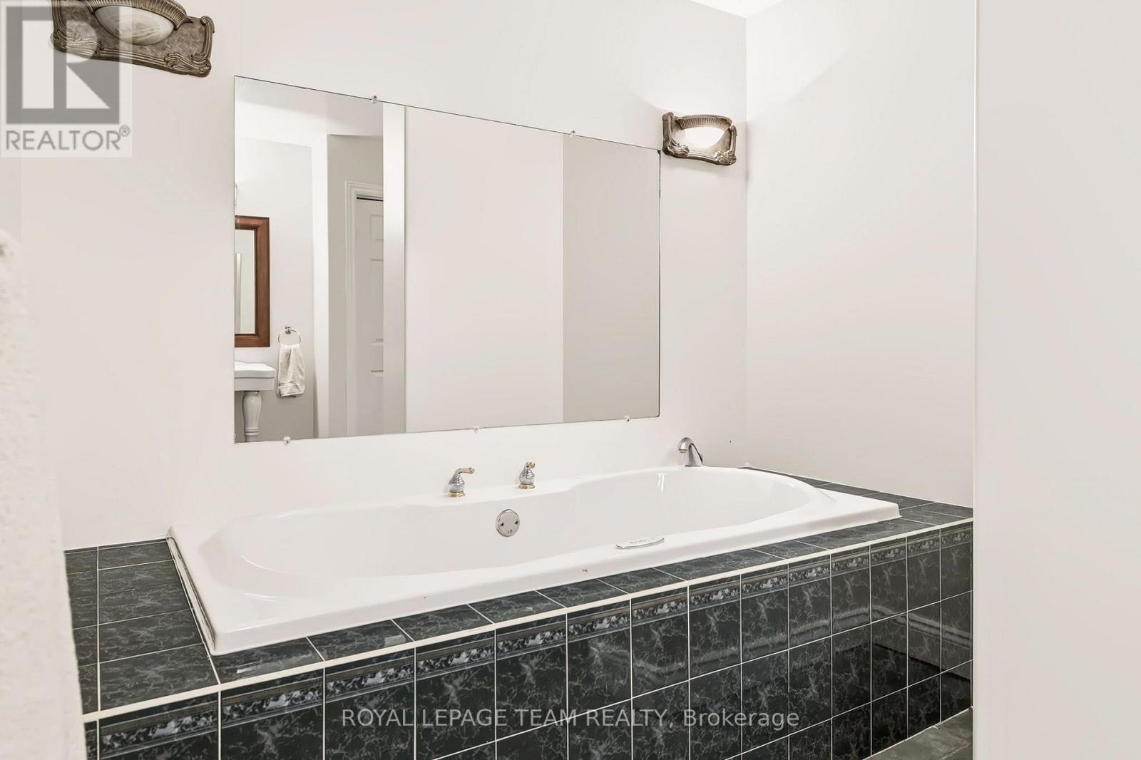2027 Dundas Street Property Photo 30