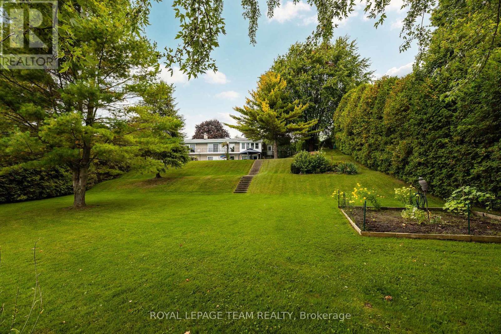 2027 Dundas Street Property Photo 33