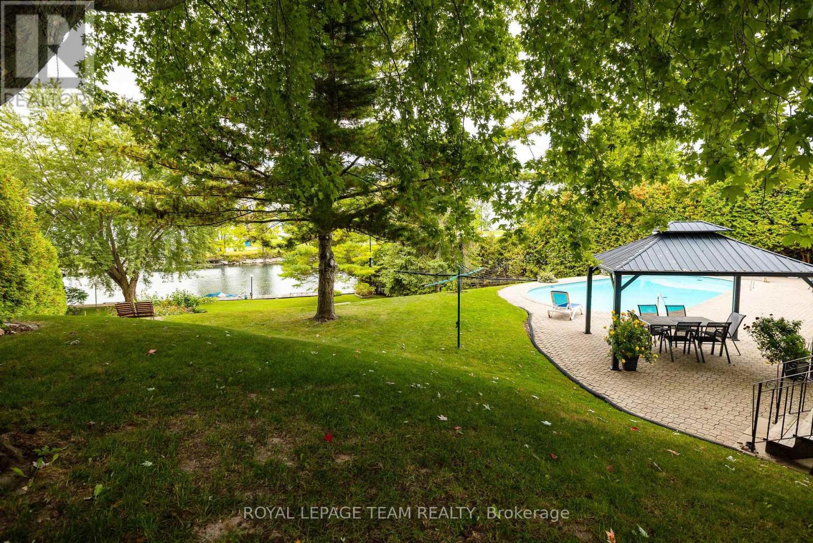 2027 Dundas Street Property Photo 35