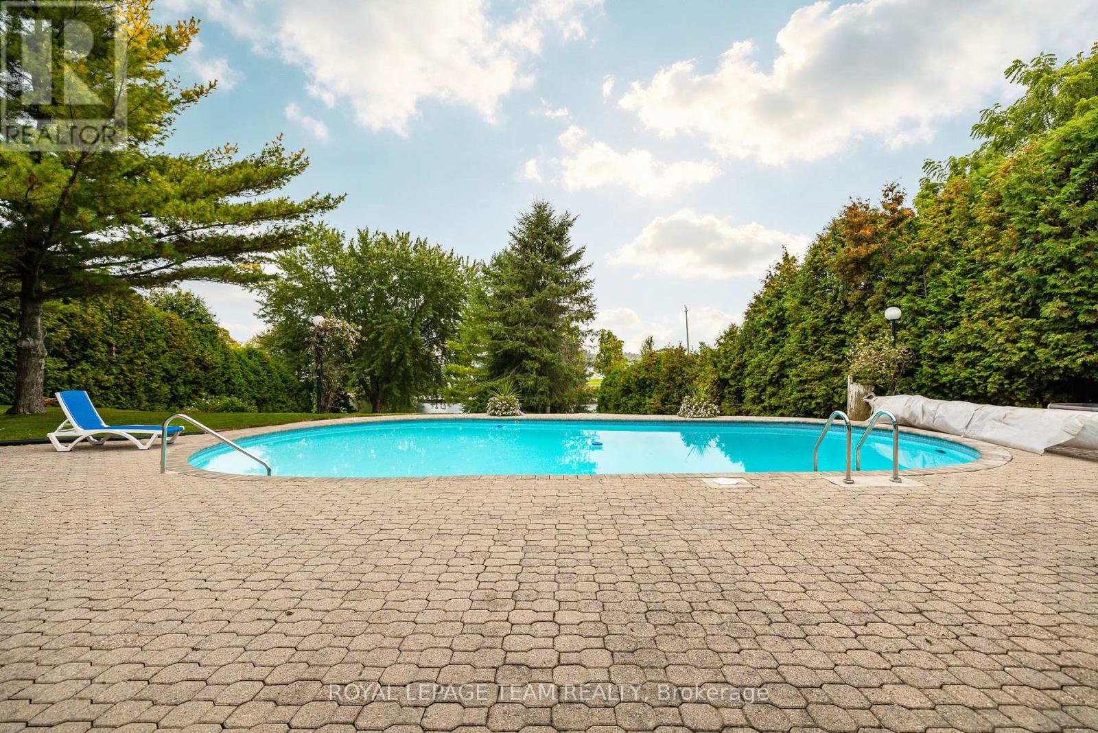 2027 Dundas Street Property Photo 45