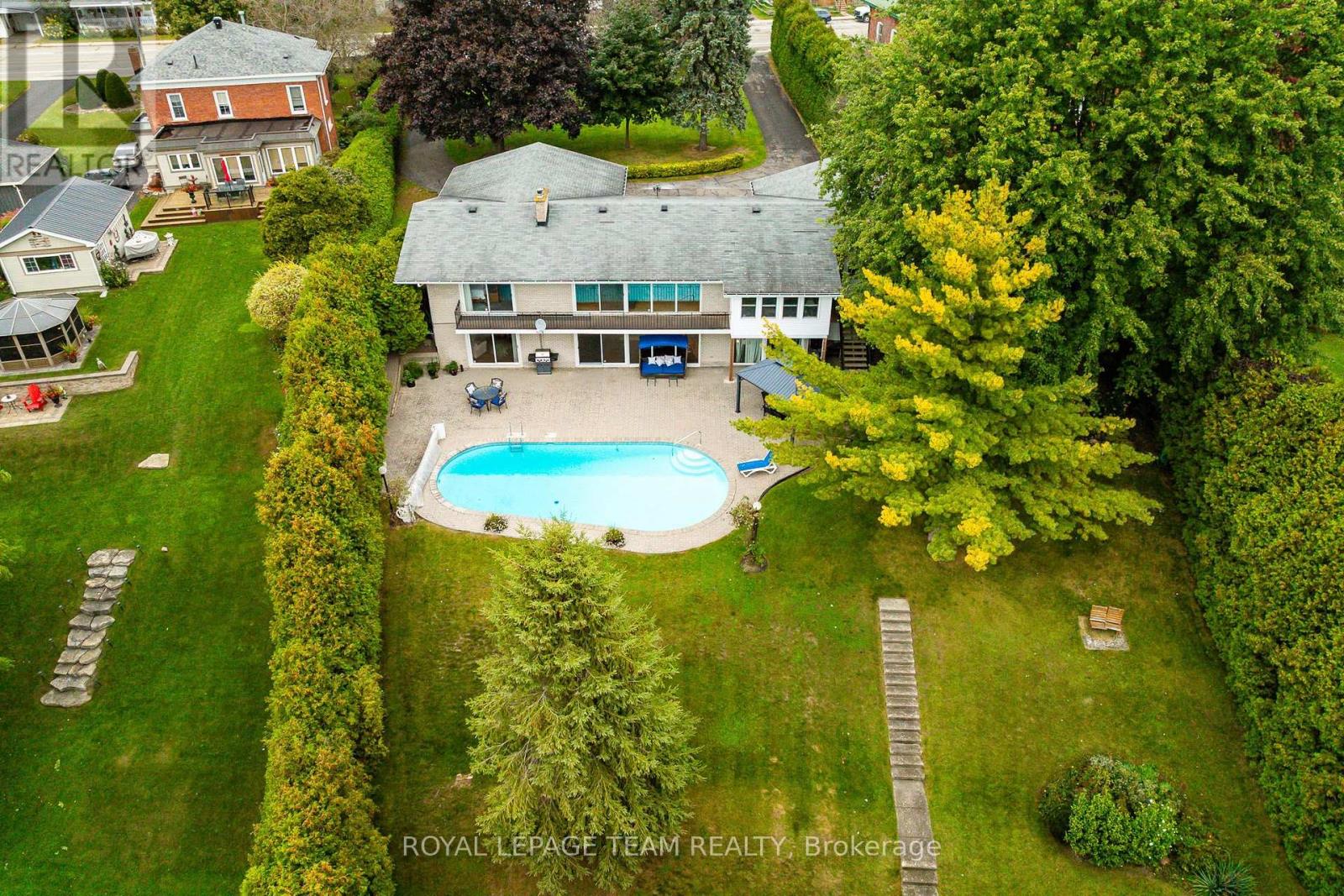 2027 Dundas Street Property Photo 46