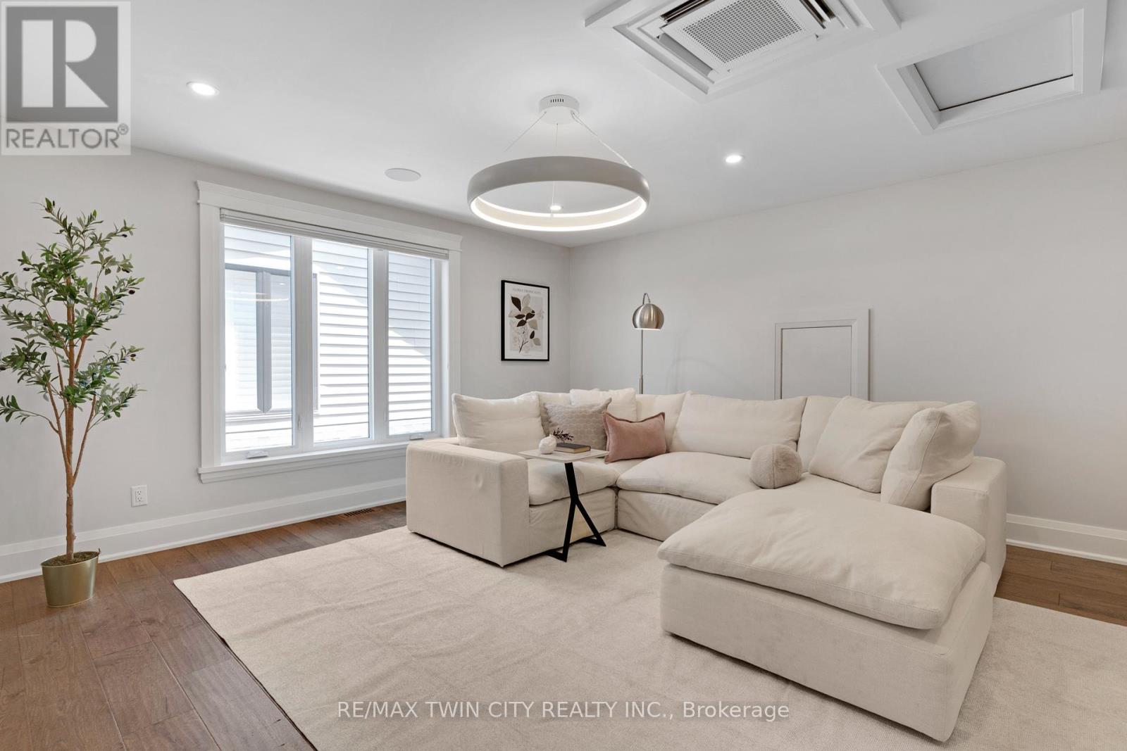 12 George Street Property Photo 24