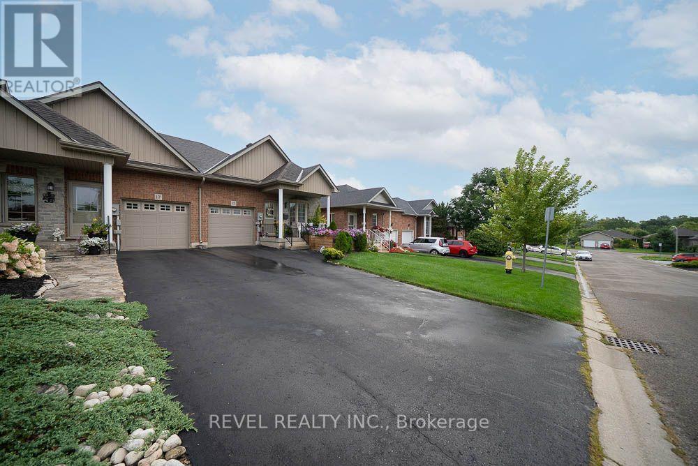 15 Millcroft Drive Property Photo 4