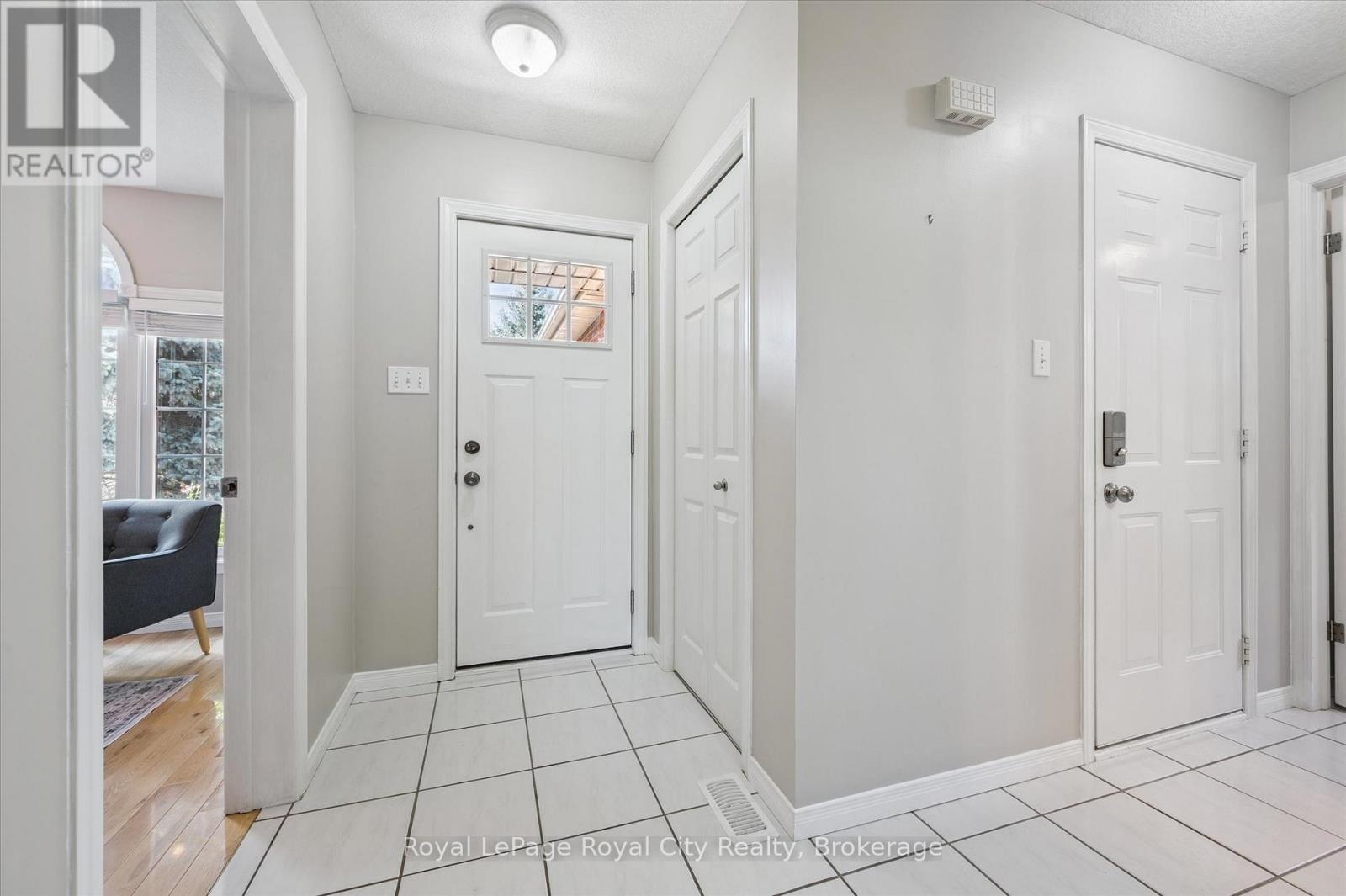 27 Oakridge Crescent Property Photo 4