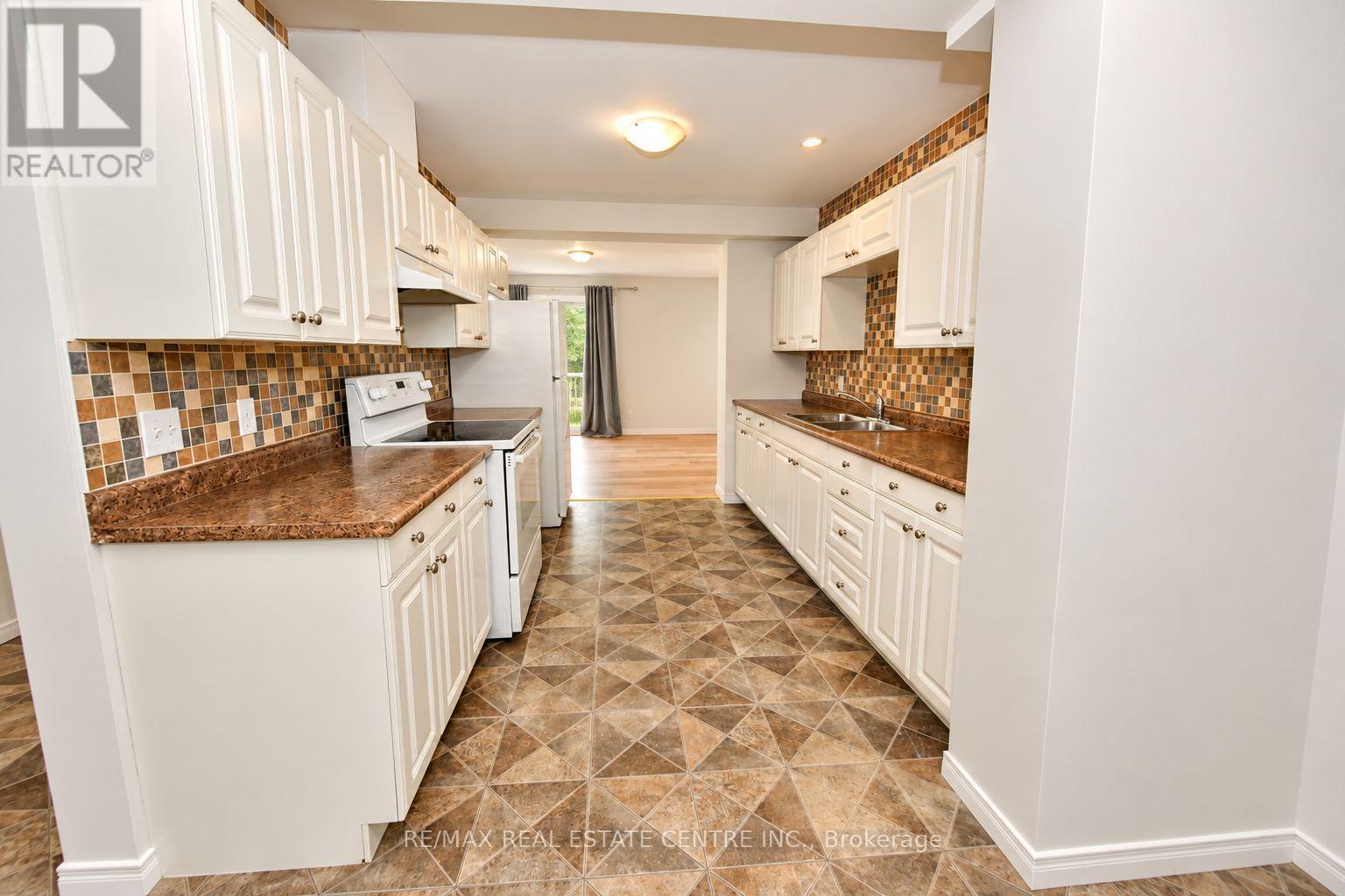 8 - 23 Howe Drive Property Photo 4