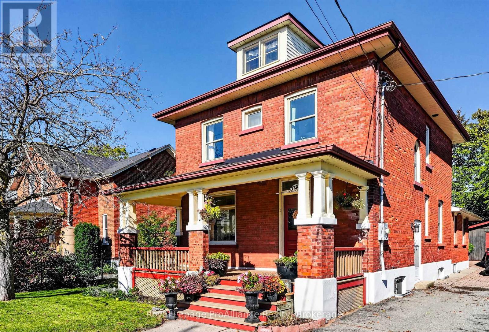 174 University Avenue W Property Photo 1