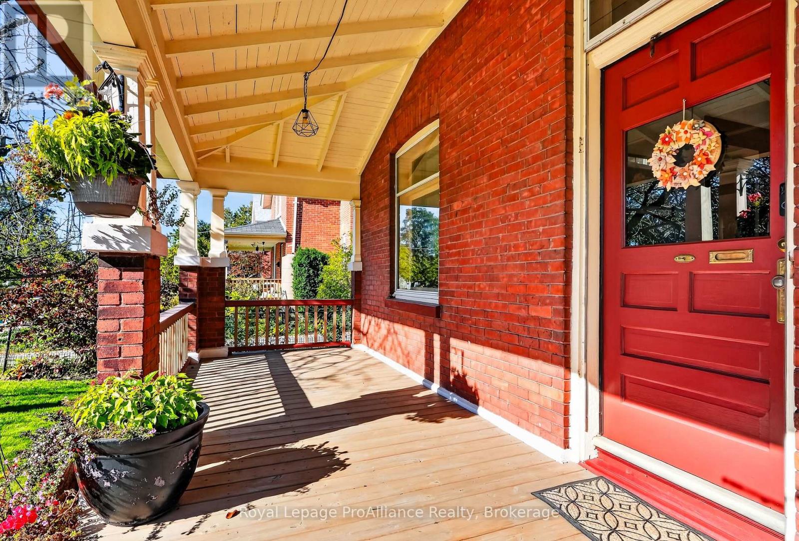 174 University Avenue W Property Photo 2