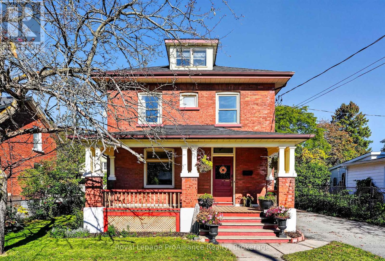 174 University Avenue W Property Photo 4