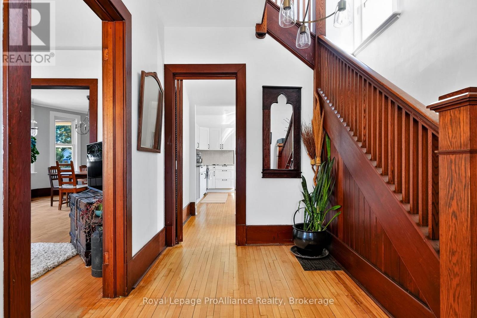 174 University Avenue W Property Photo 5