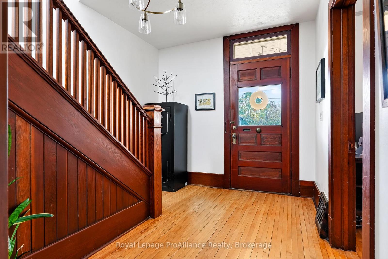 174 University Avenue W Property Photo 6