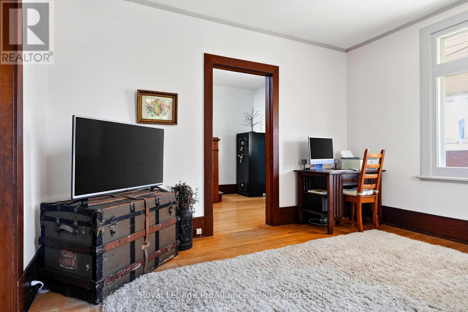 174 University Avenue W Property Photo 8