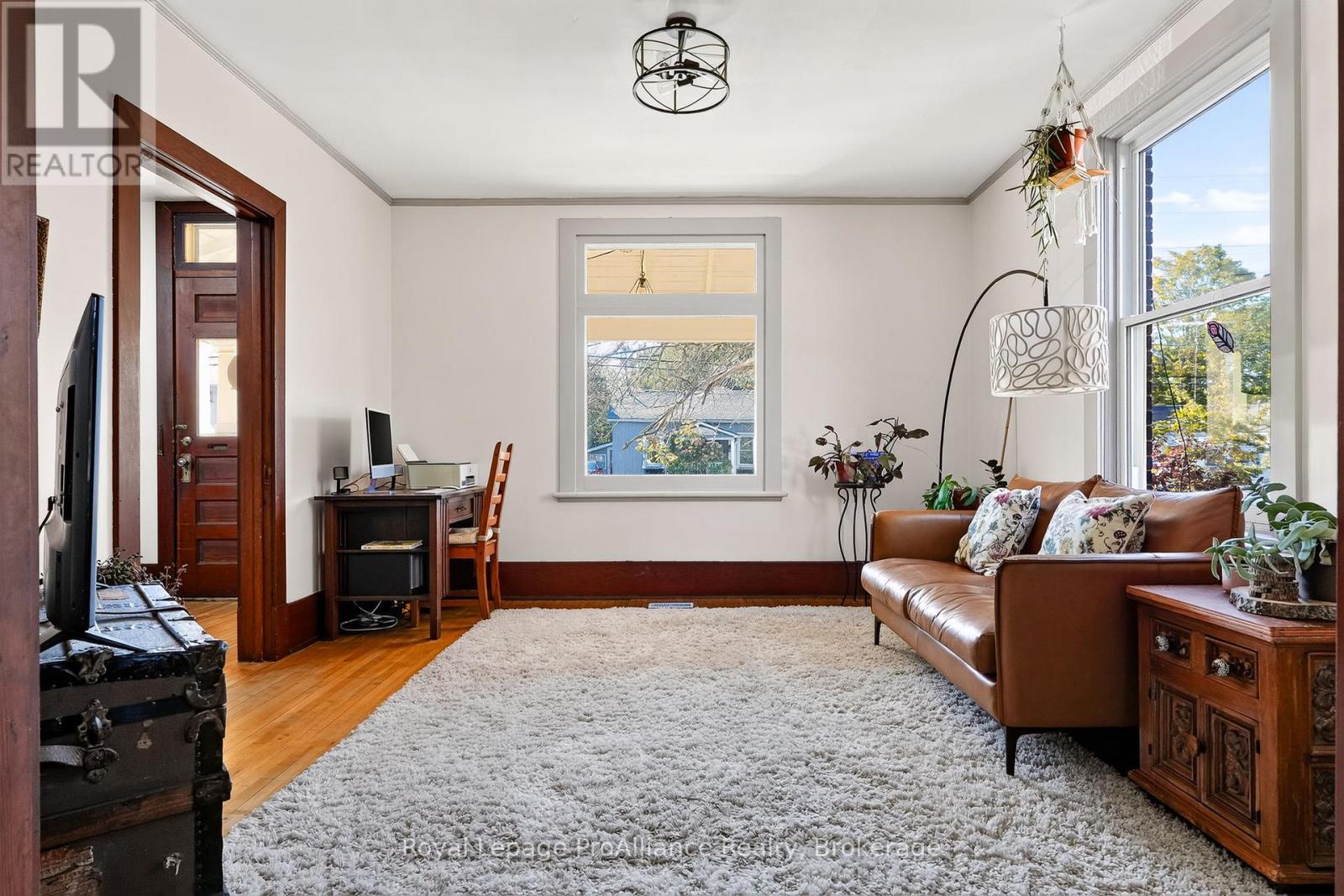 174 University Avenue W Property Photo 9