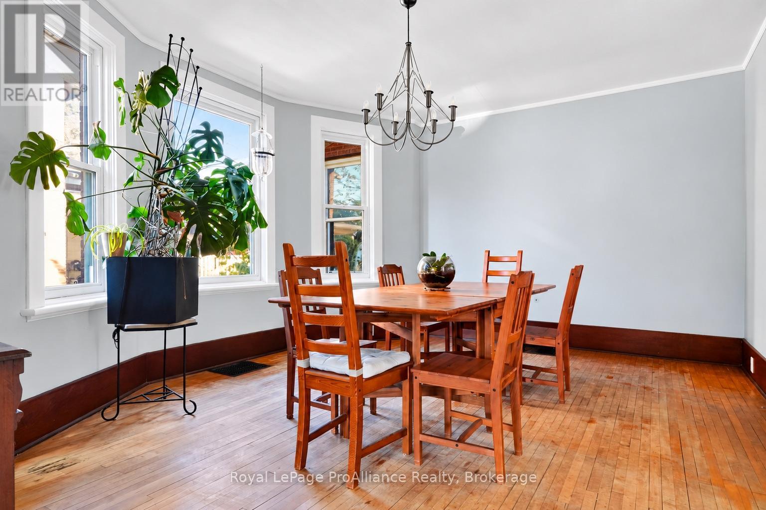 174 University Avenue W Property Photo 11