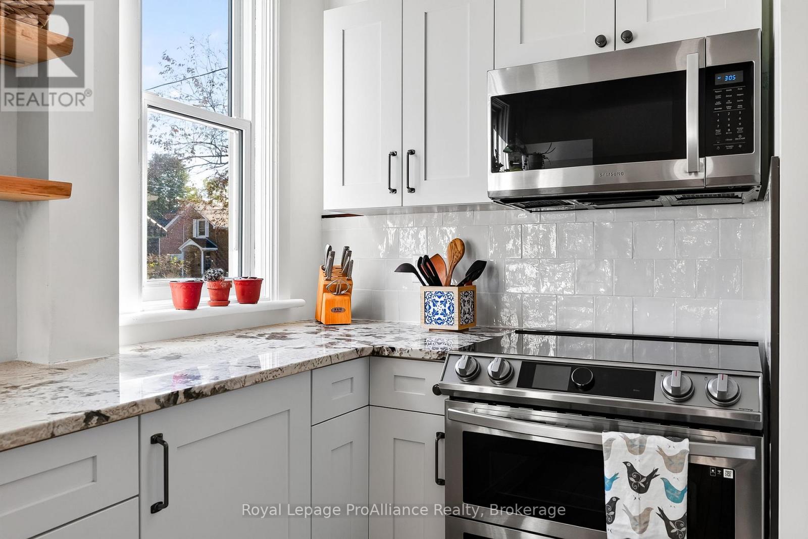 174 University Avenue W Property Photo 15