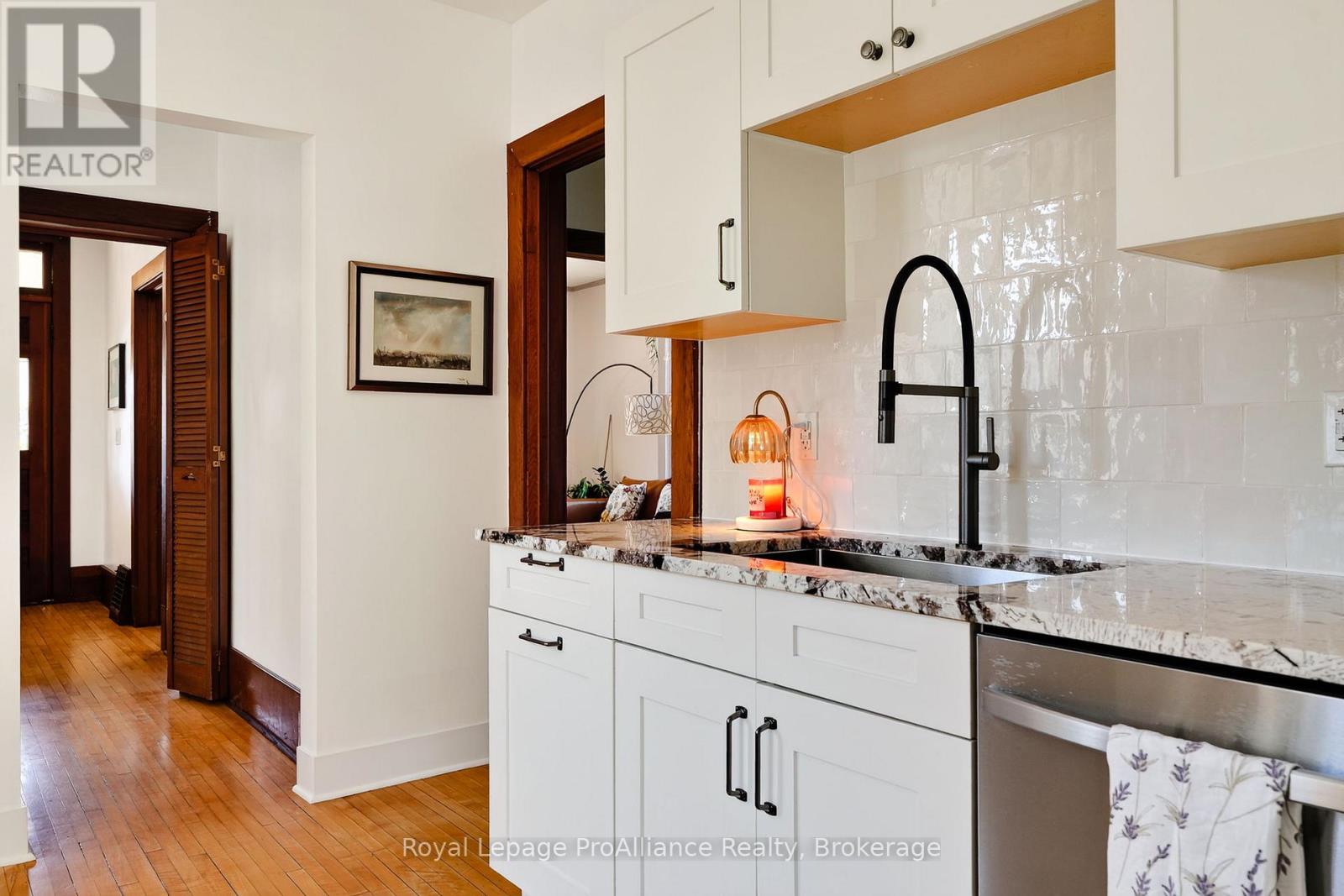 174 University Avenue W Property Photo 16