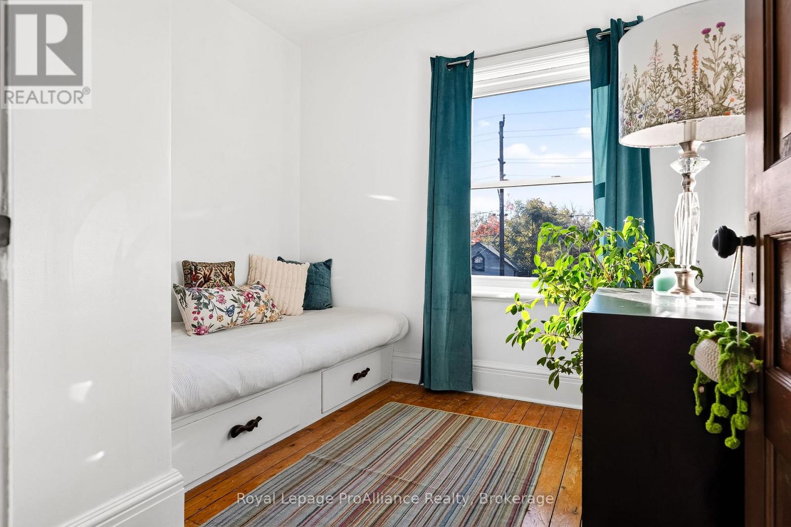 174 University Avenue W Property Photo 23