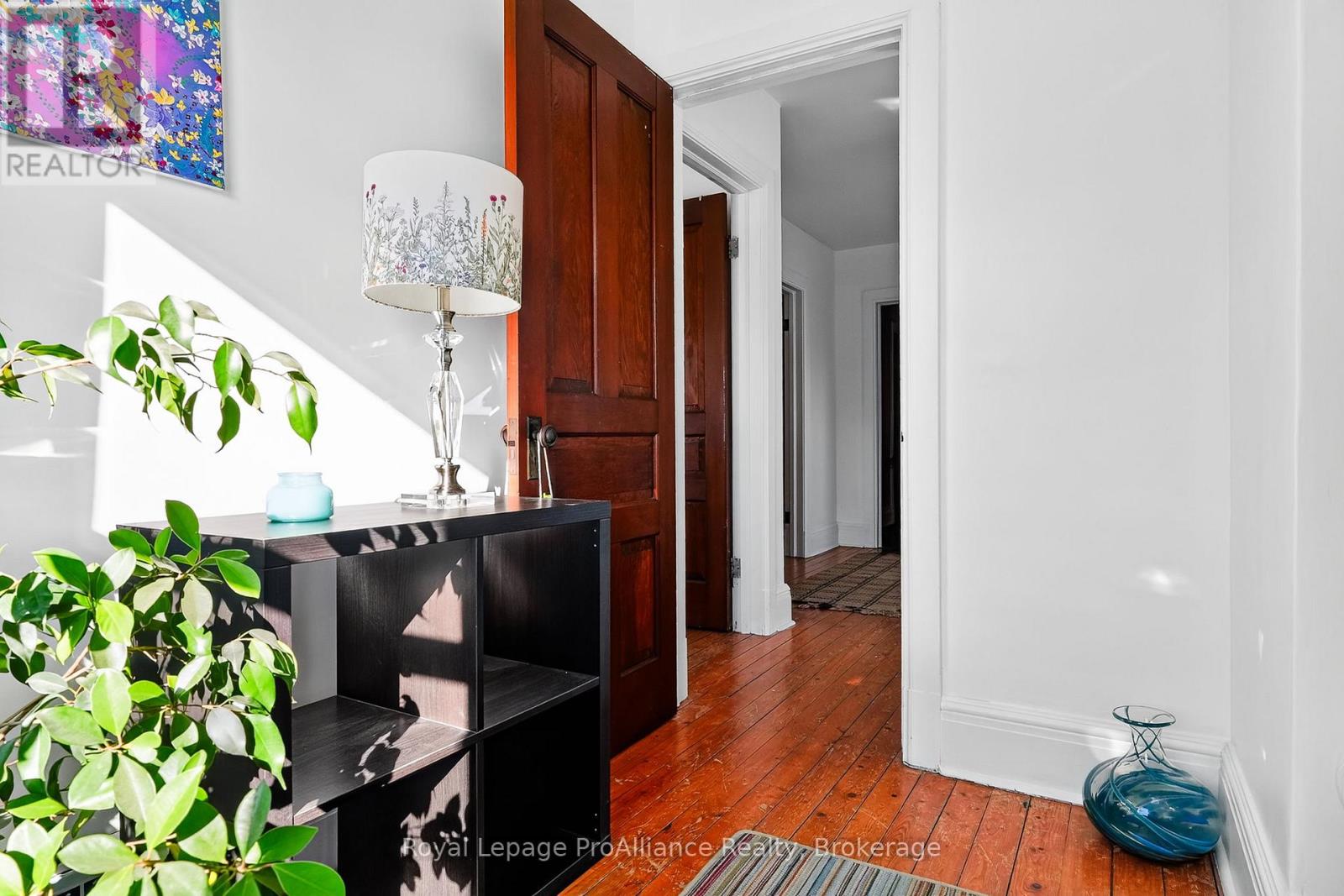 174 University Avenue W Property Photo 24