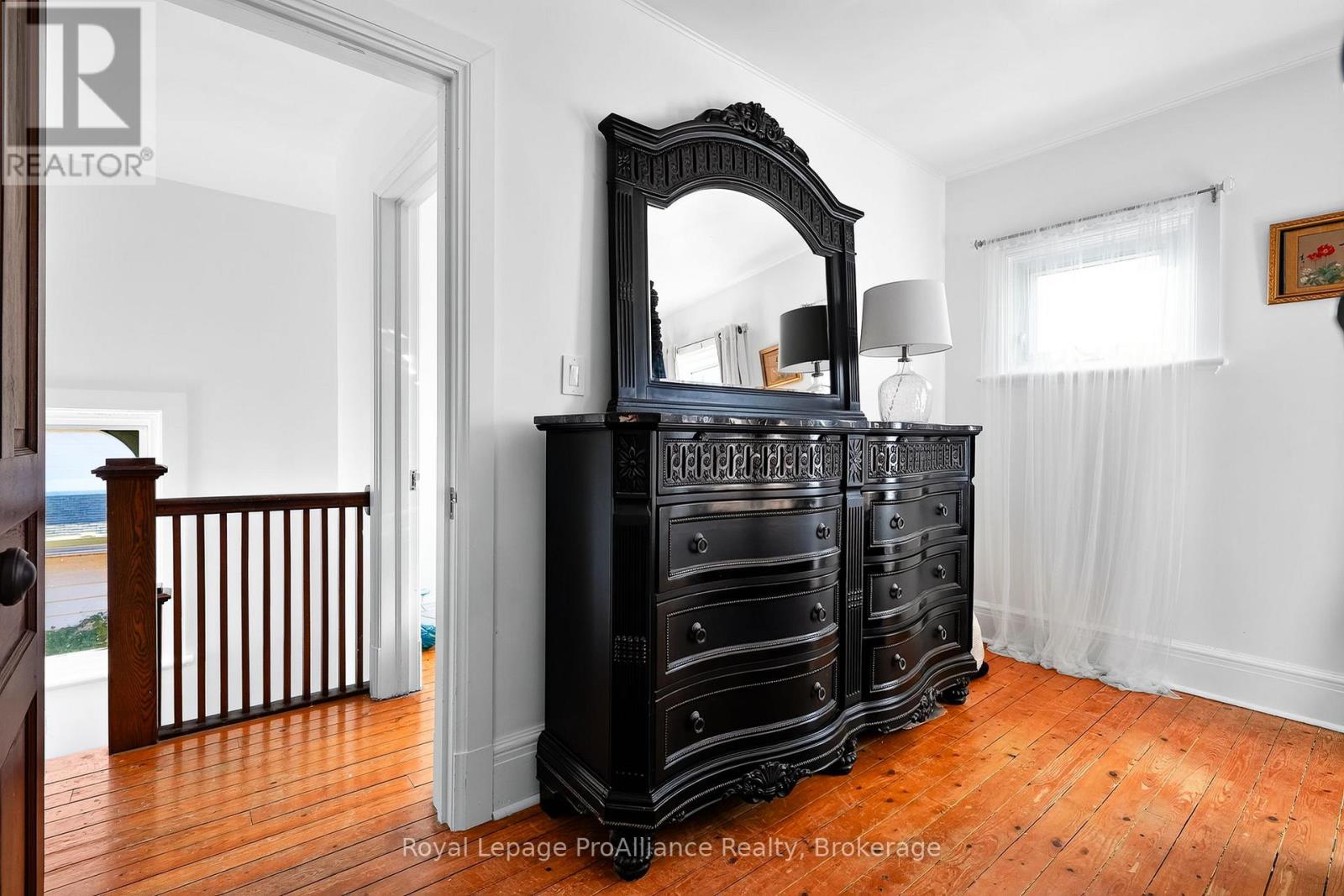 174 University Avenue W Property Photo 26