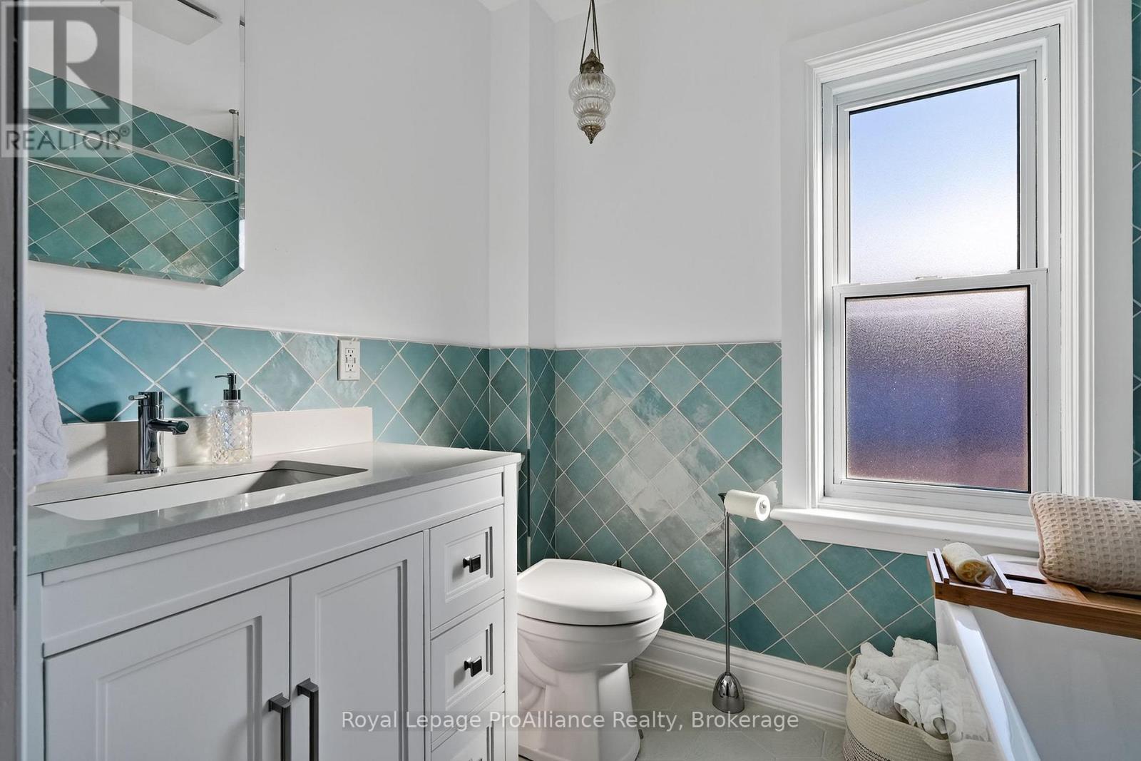 174 University Avenue W Property Photo 27