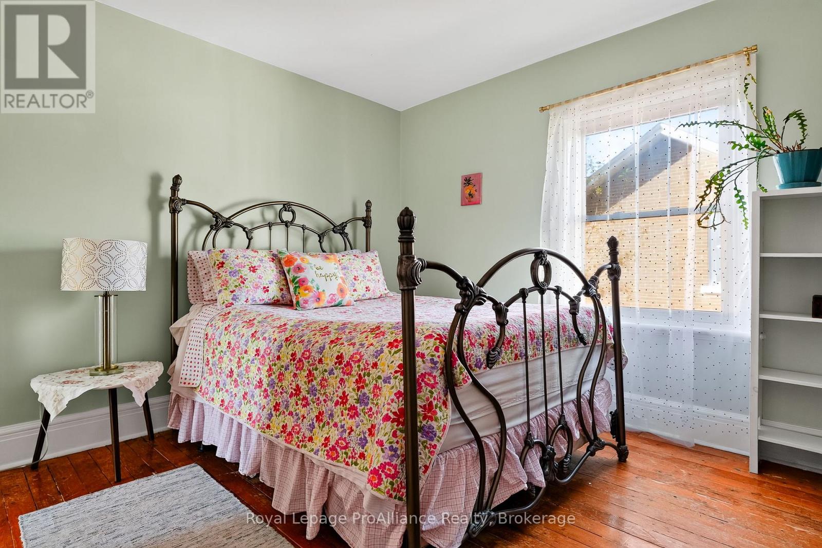 174 University Avenue W Property Photo 28