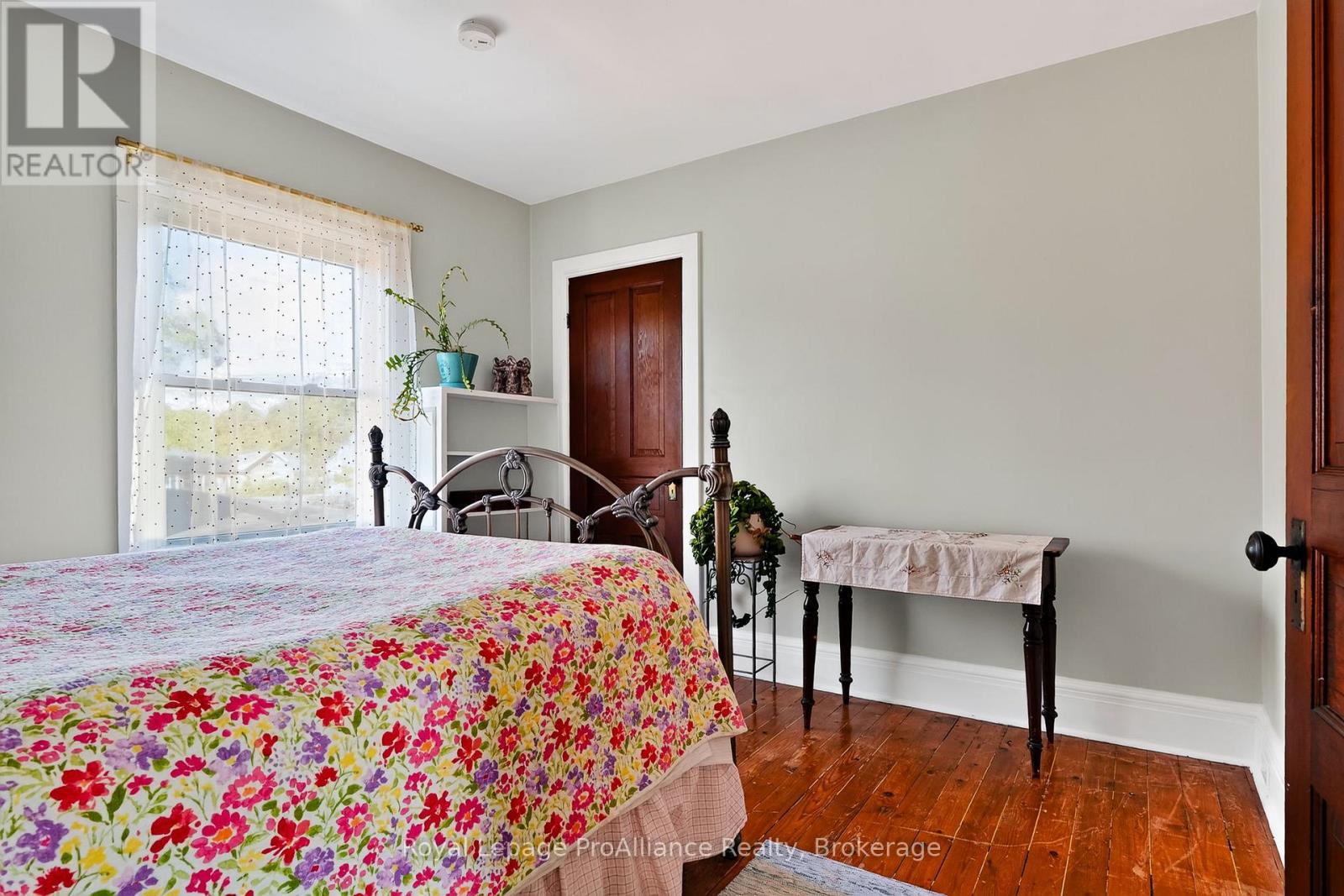174 University Avenue W Property Photo 29