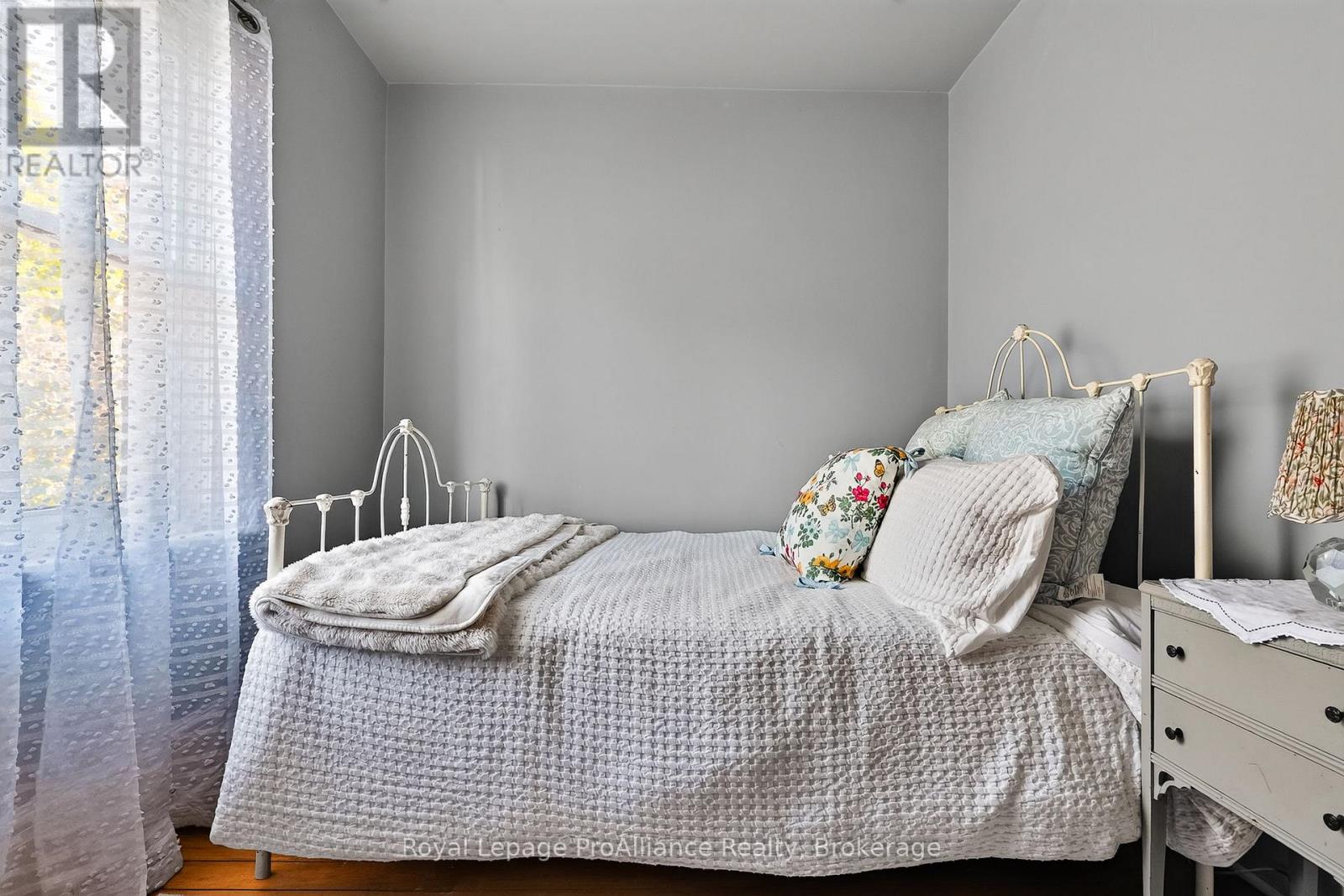 174 University Avenue W Property Photo 30