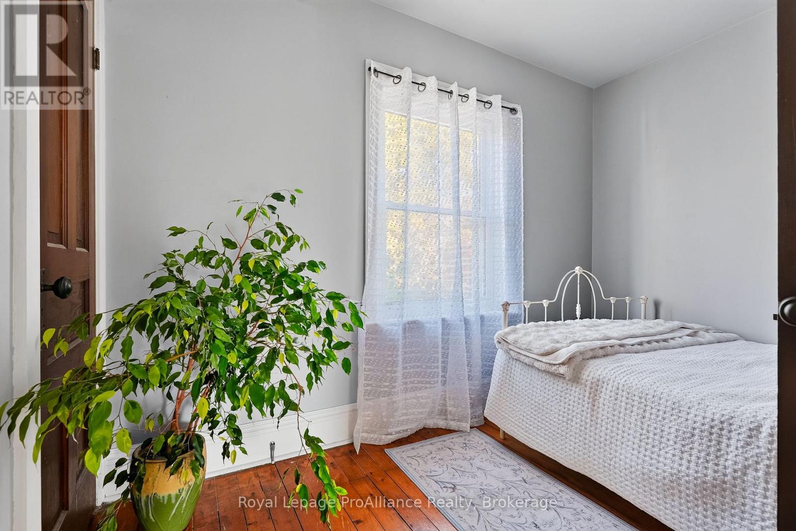 174 University Avenue W Property Photo 31