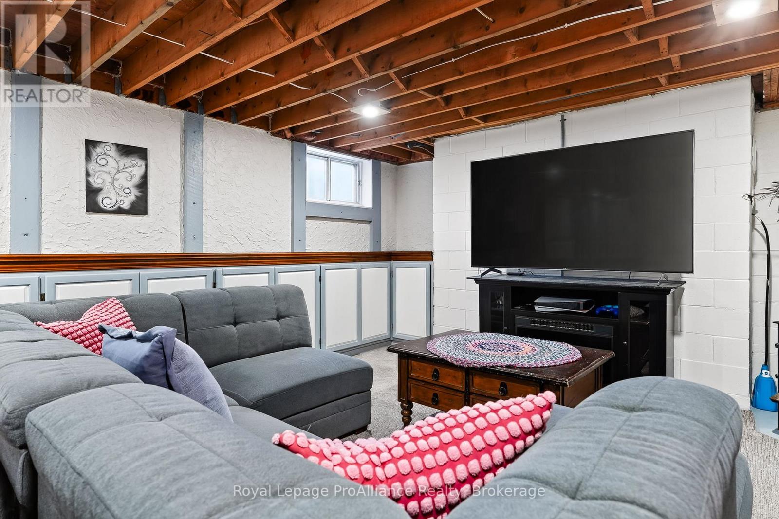 174 University Avenue W Property Photo 33