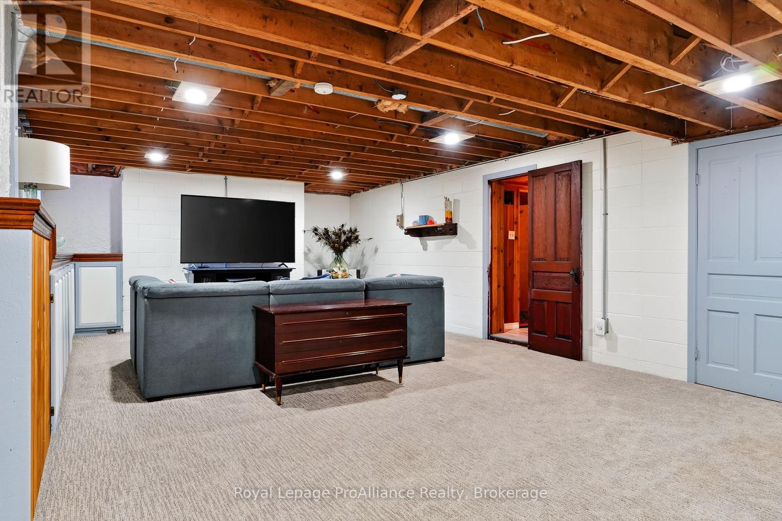 174 University Avenue W Property Photo 34