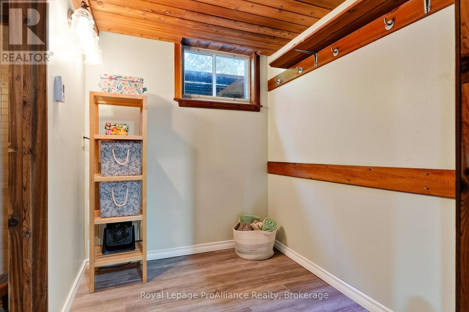 174 University Avenue W Property Photo 36