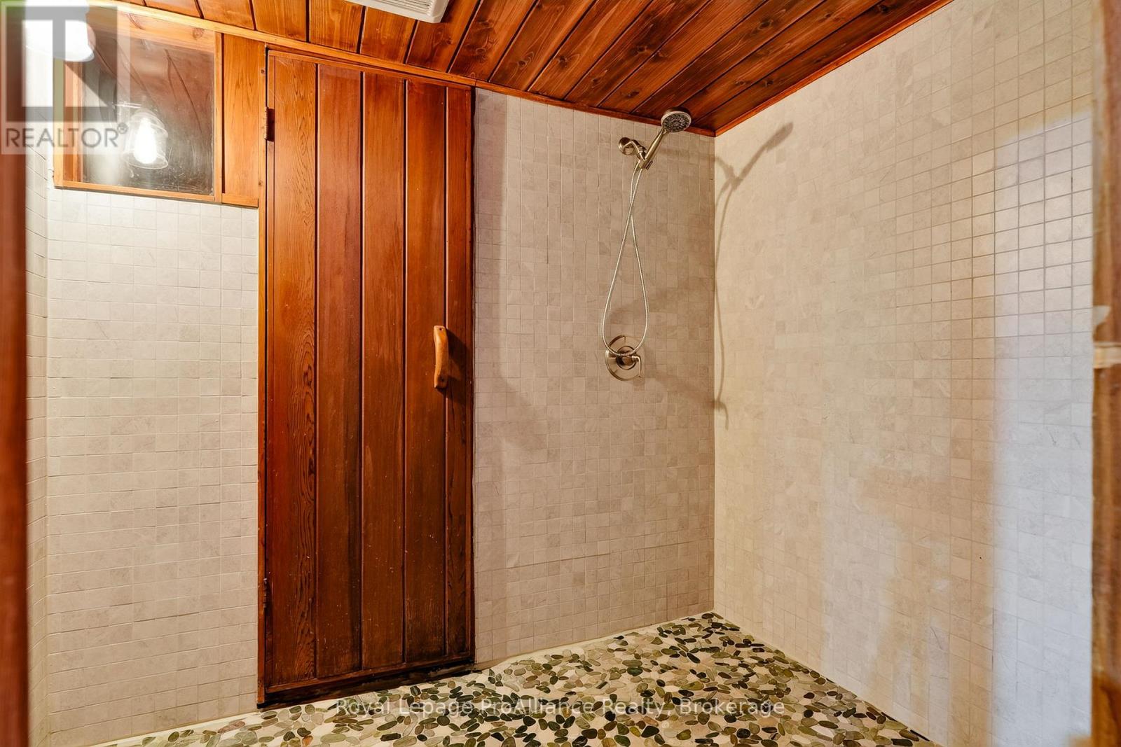 174 University Avenue W Property Photo 37