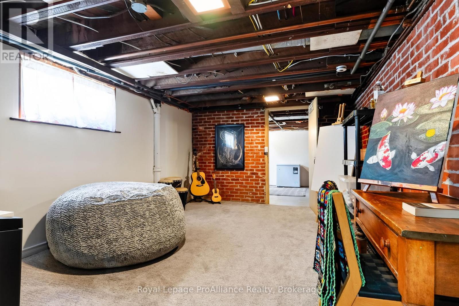174 University Avenue W Property Photo 39