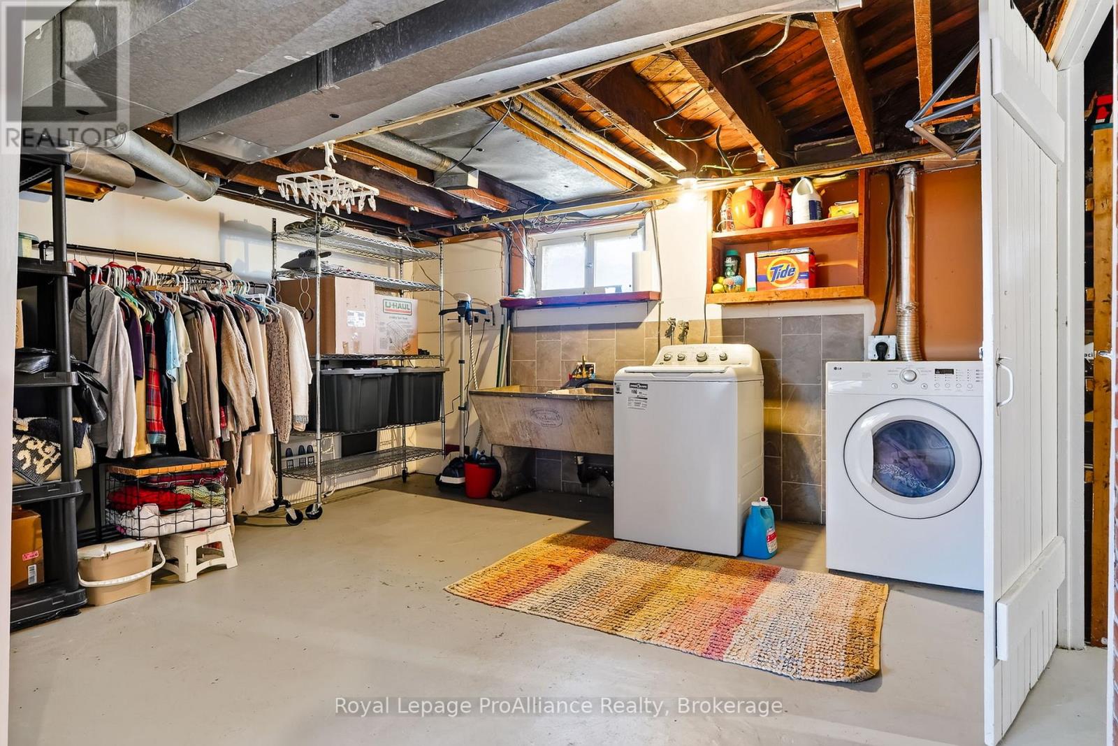 174 University Avenue W Property Photo 41