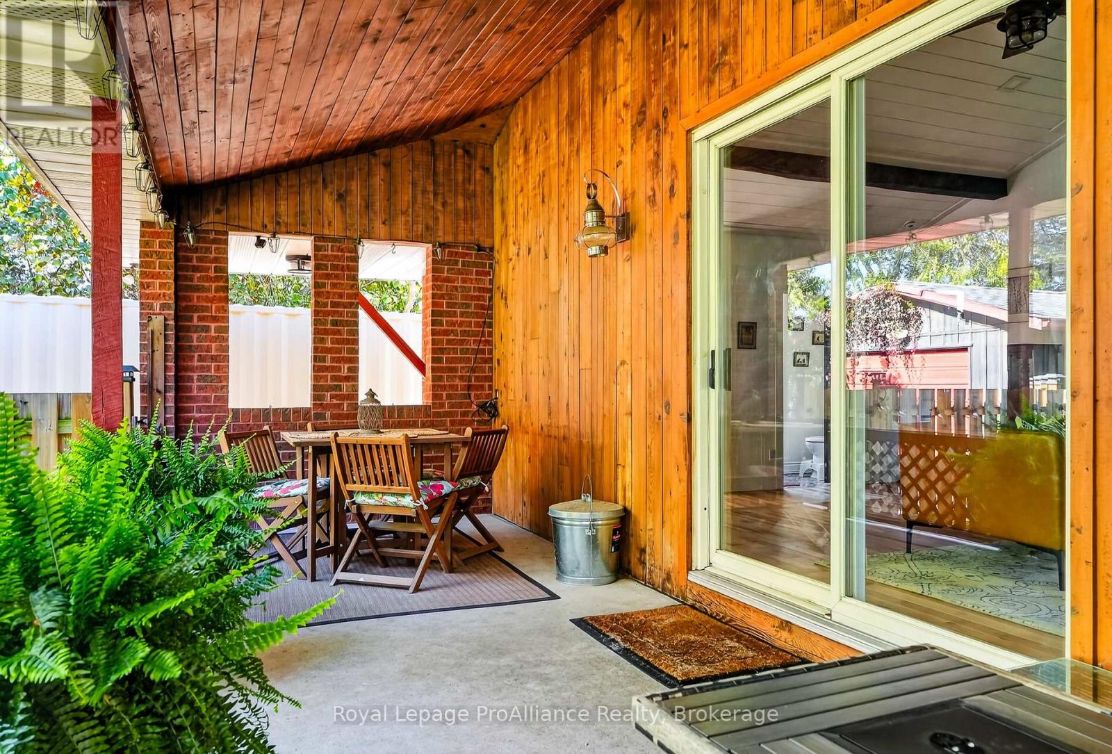 174 University Avenue W Property Photo 43