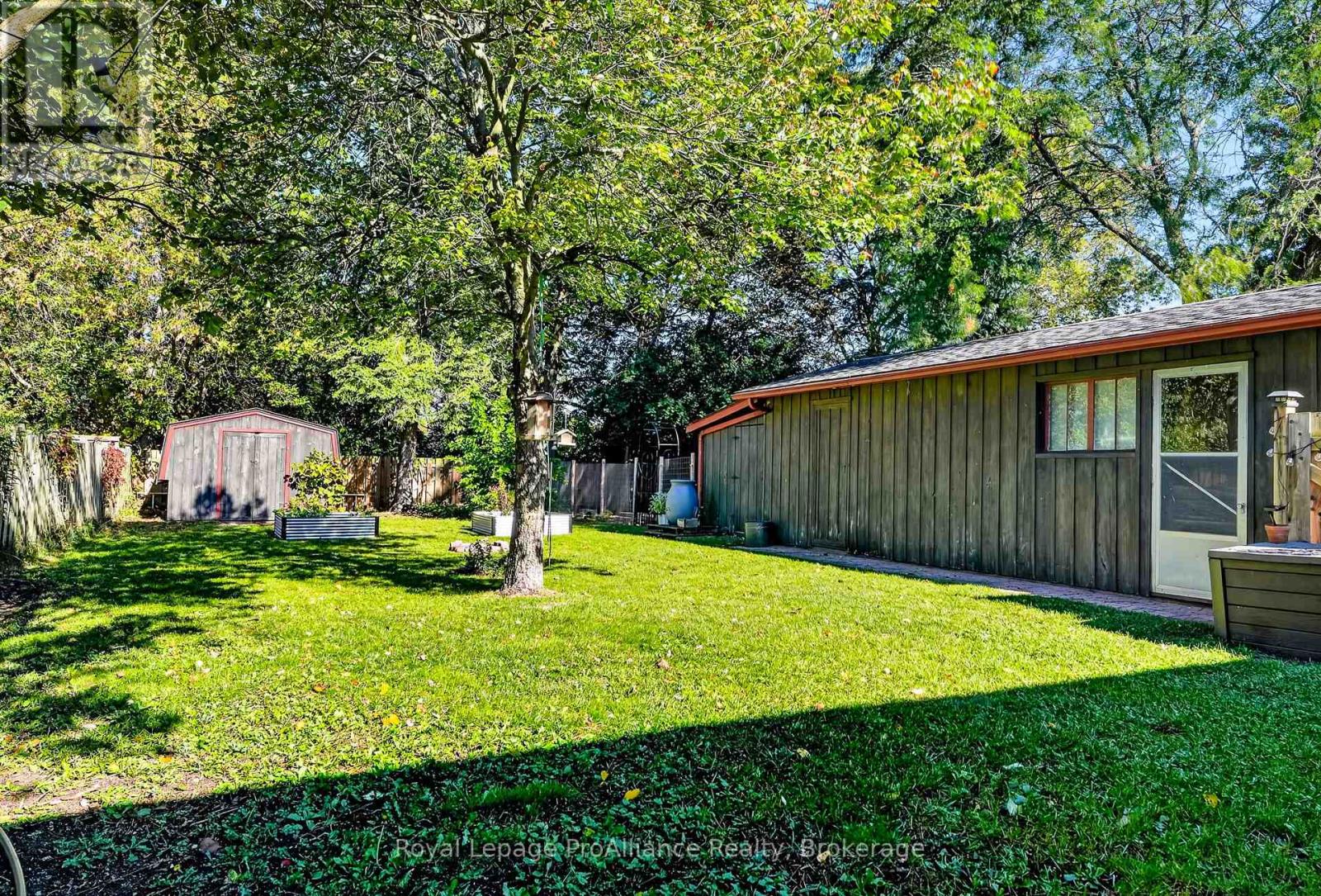 174 University Avenue W Property Photo 46