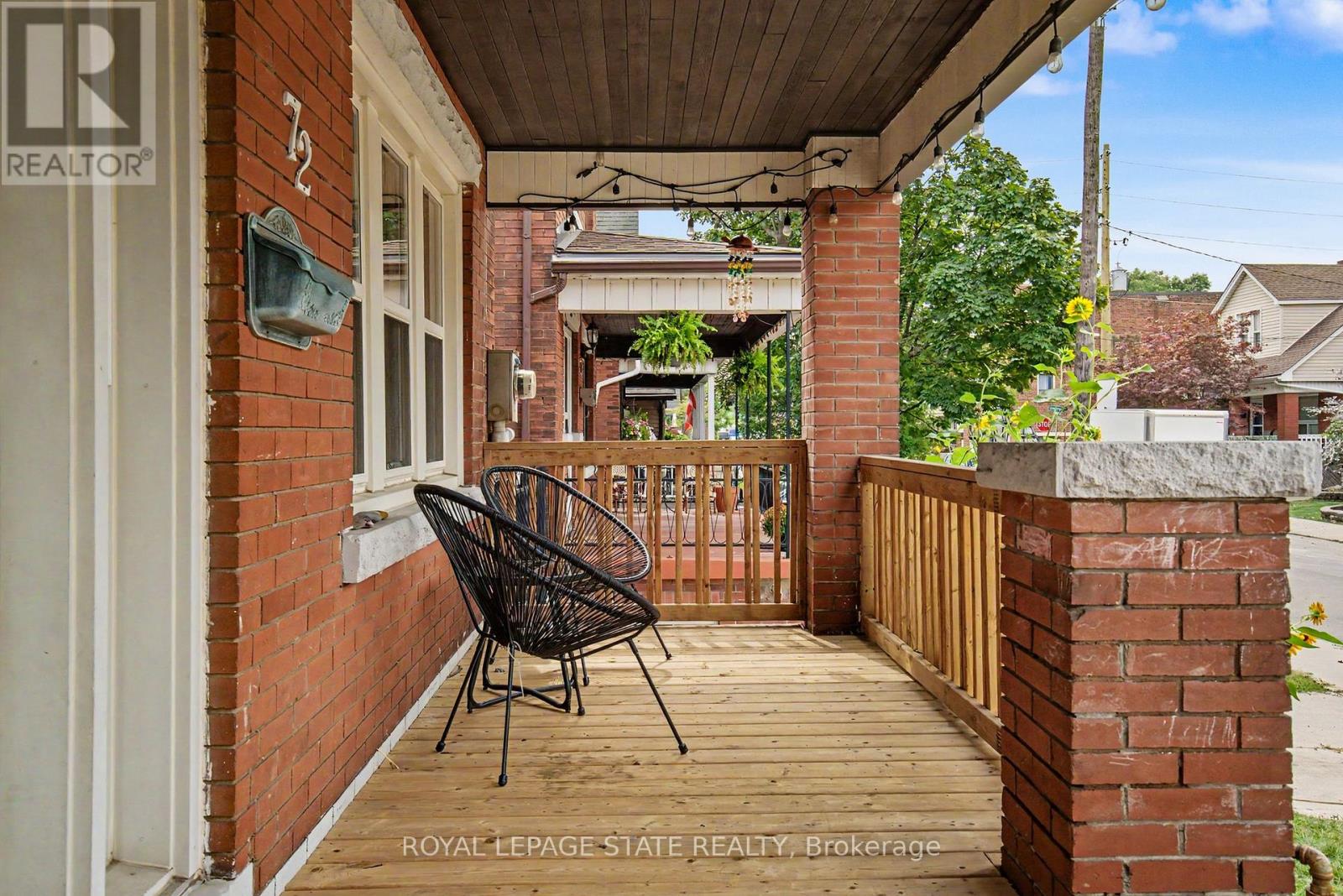 72 Garside Avenue N Property Photo 2