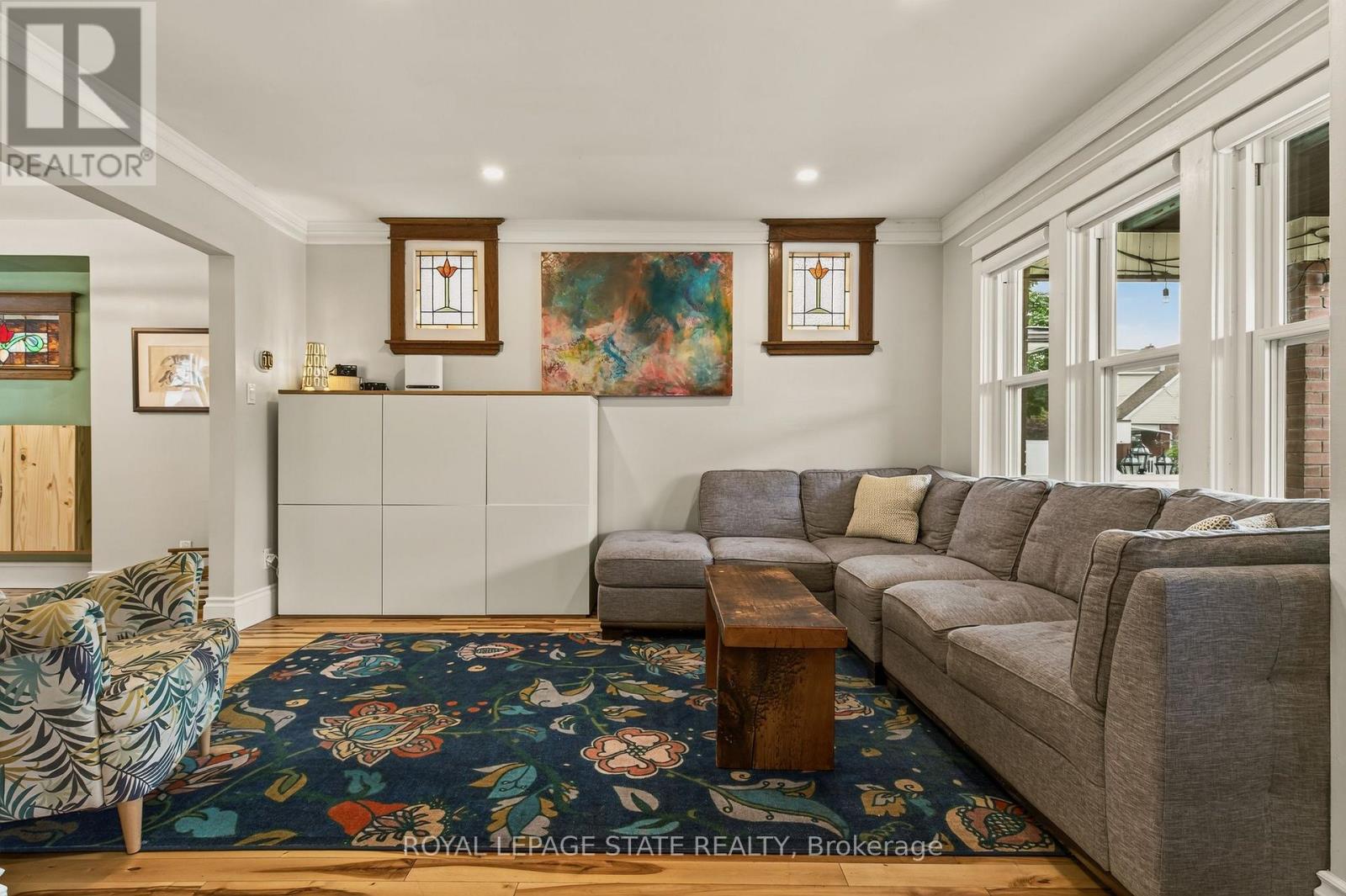 72 Garside Avenue N Property Photo 7
