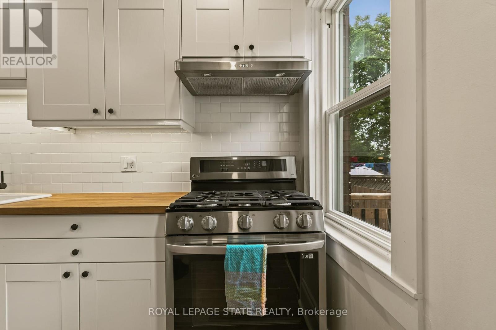 72 Garside Avenue N Property Photo 24