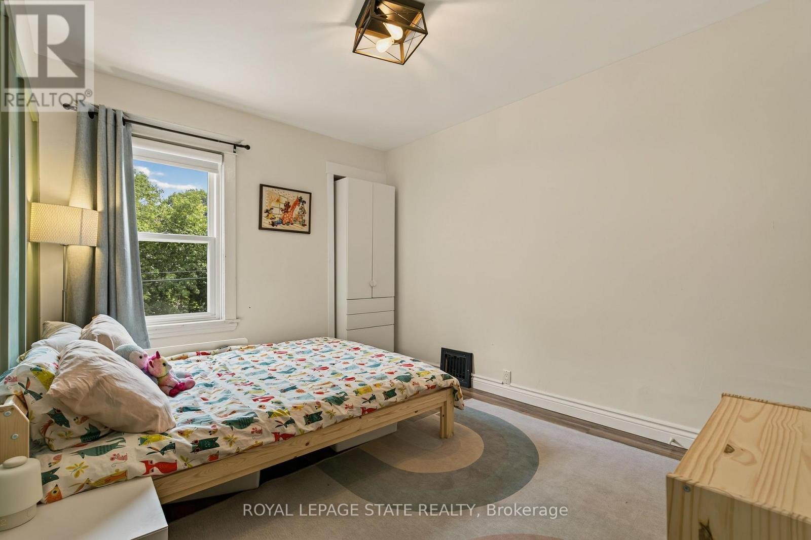 72 Garside Avenue N Property Photo 31