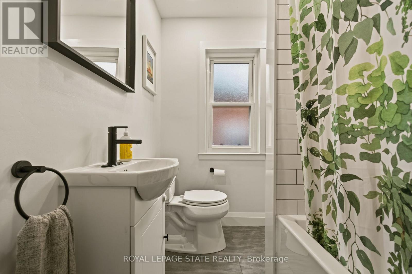 72 Garside Avenue N Property Photo 39