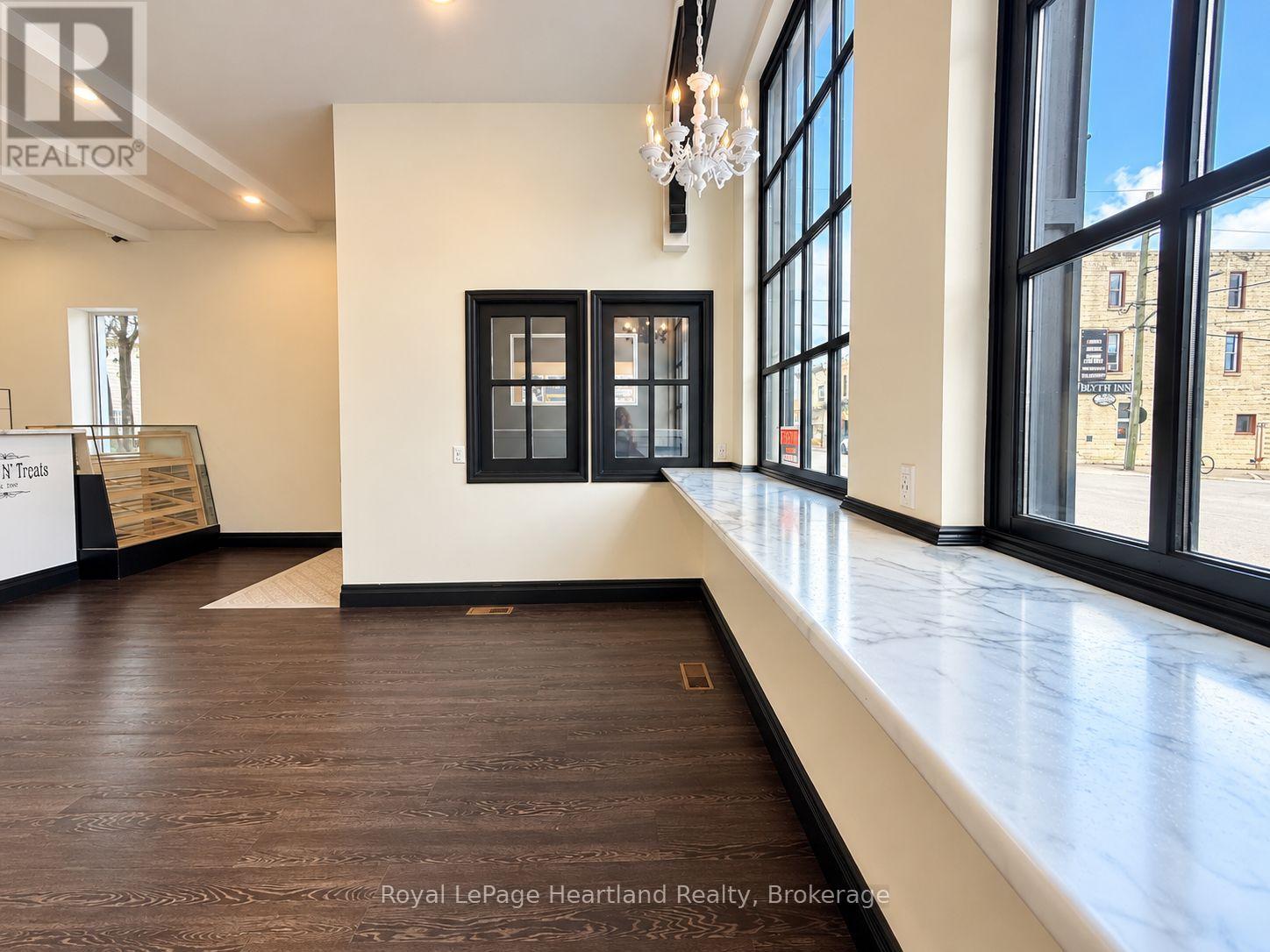 413 Queen Street Property Photo 5