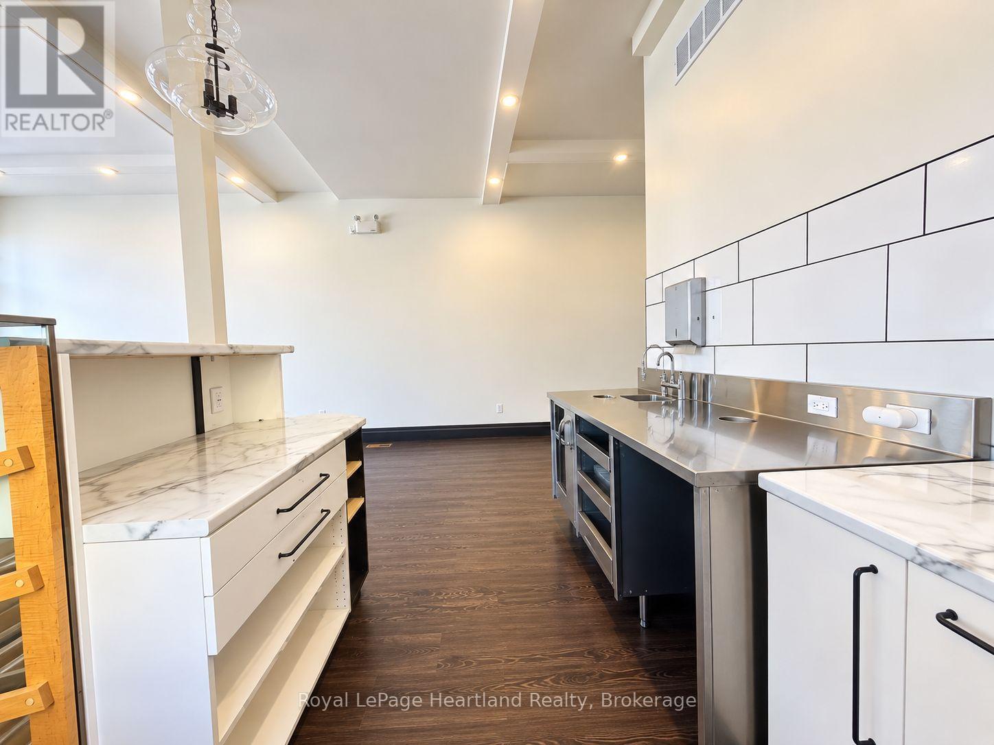 413 Queen Street Property Photo 6