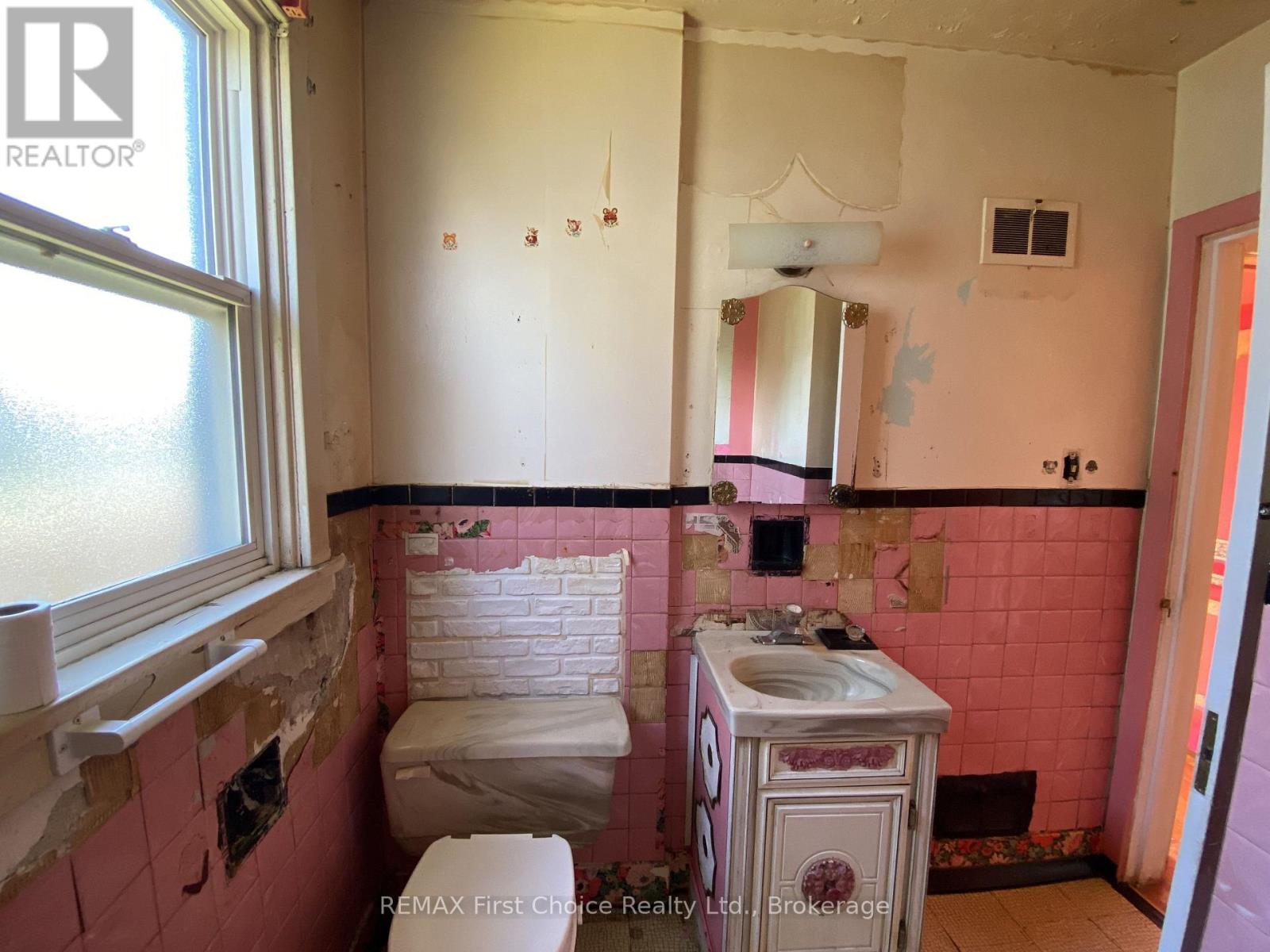 262 Empire Avenue Property Photo 8