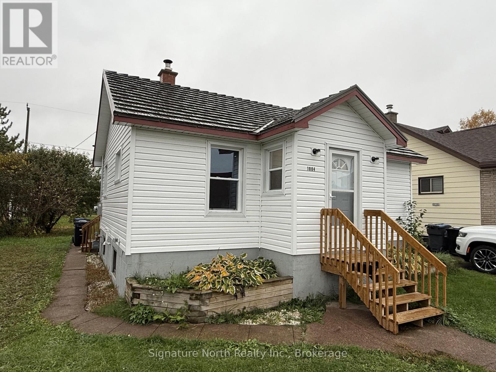 1004 Gore Street W Property Photo 2