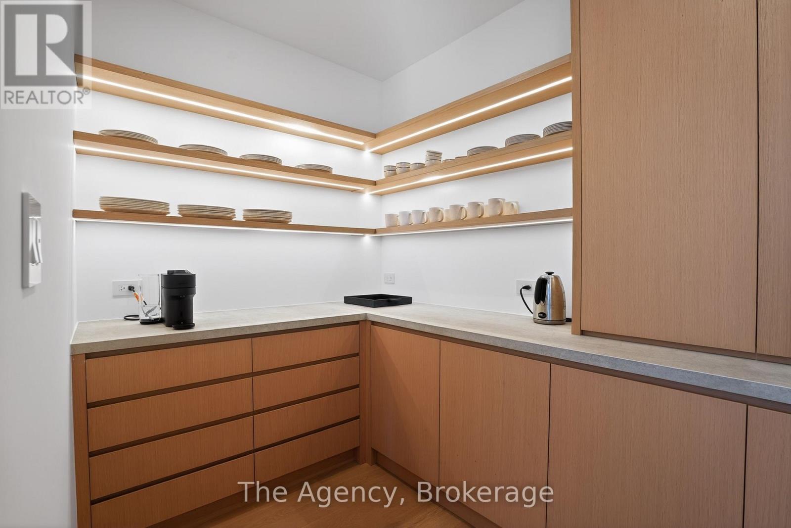 716555 1st Line E Property Photo 15