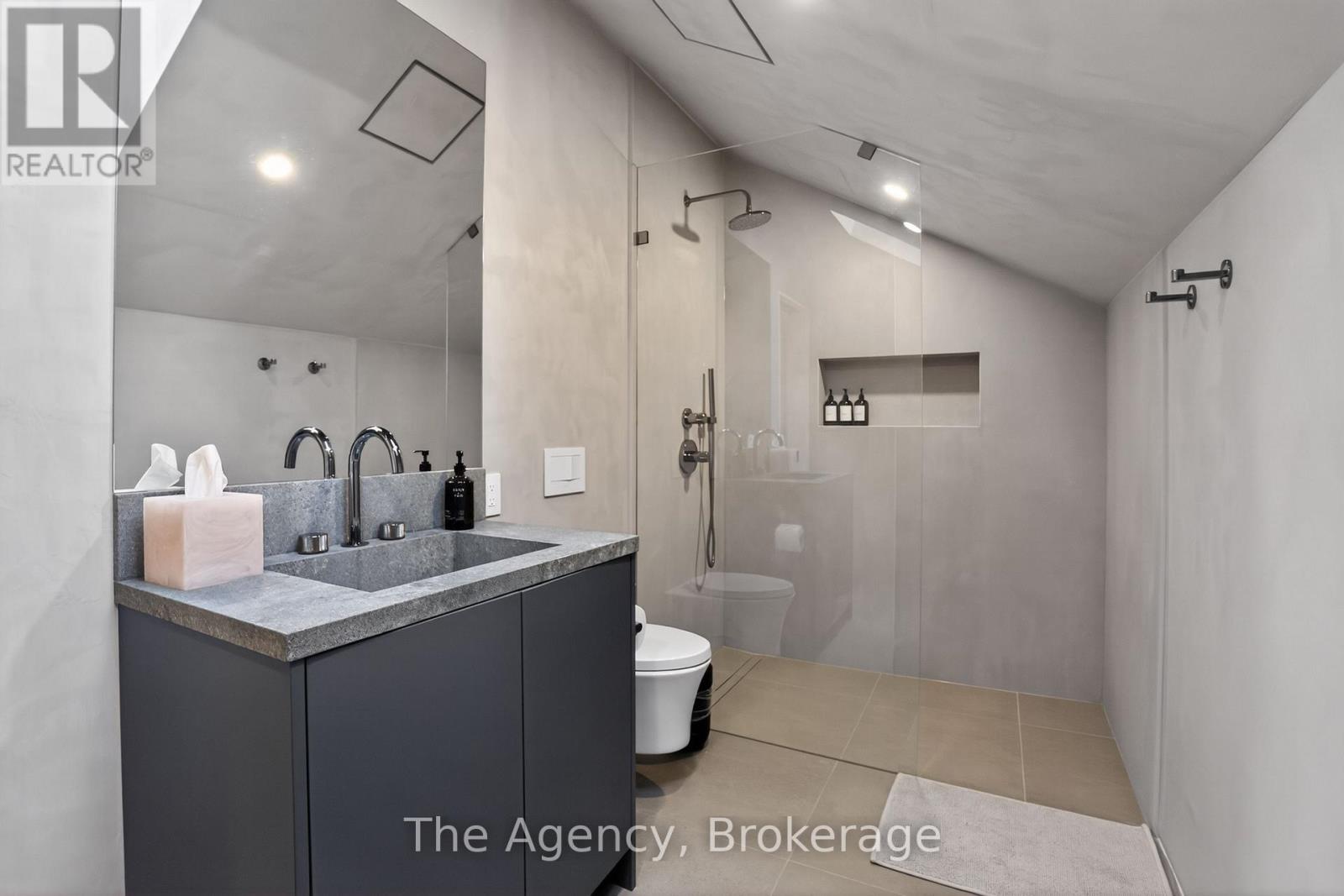 716555 1st Line E Property Photo 35