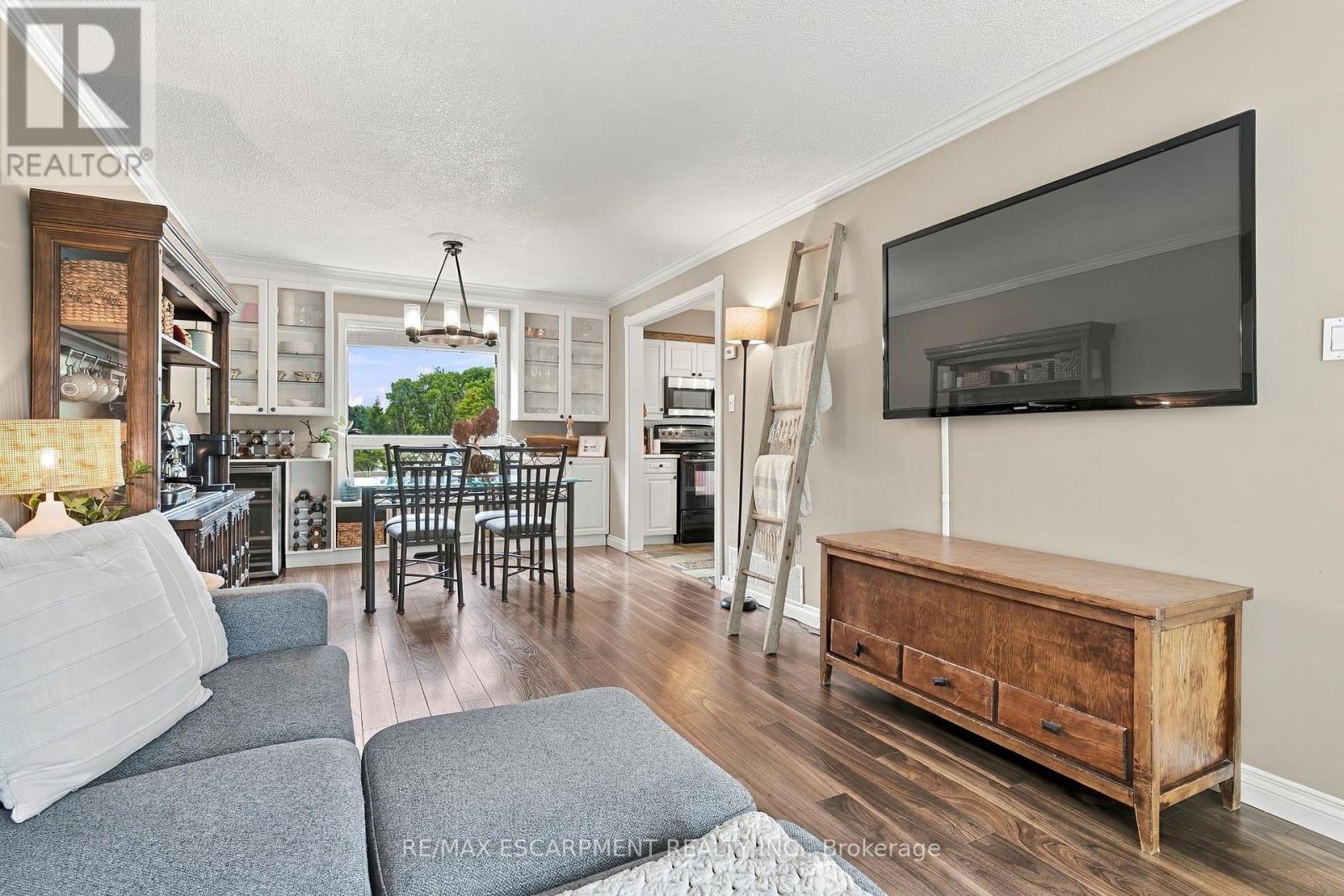 19 Hillsdale Court Property Photo 7