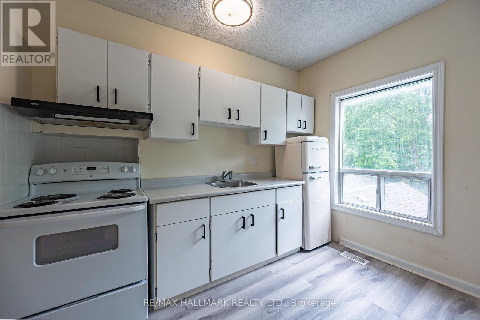 (upper Floor) - 307 Grey Street E Property Photo 4