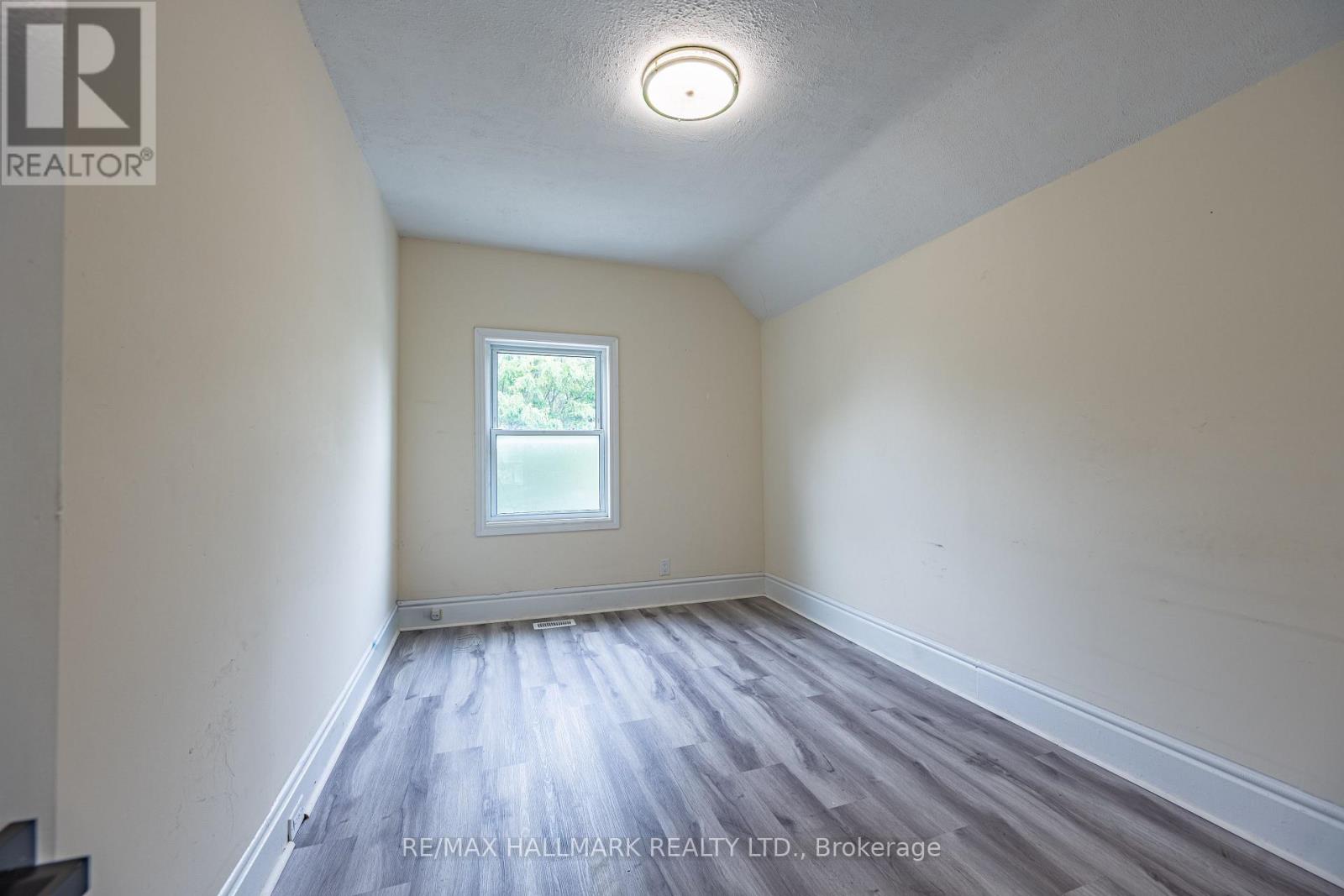 (upper Floor) - 307 Grey Street E Property Photo 8
